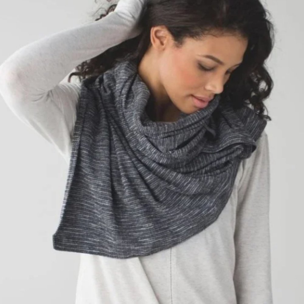 Lululemon Vinyasa Scarf Coco Pique Black White EUC